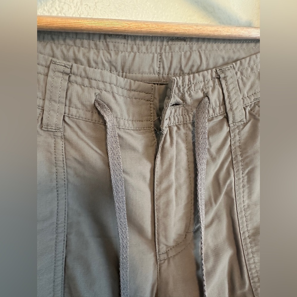 North Face adjustable hiking pant. Like new condition but missing button. - Picture 7 of 10
